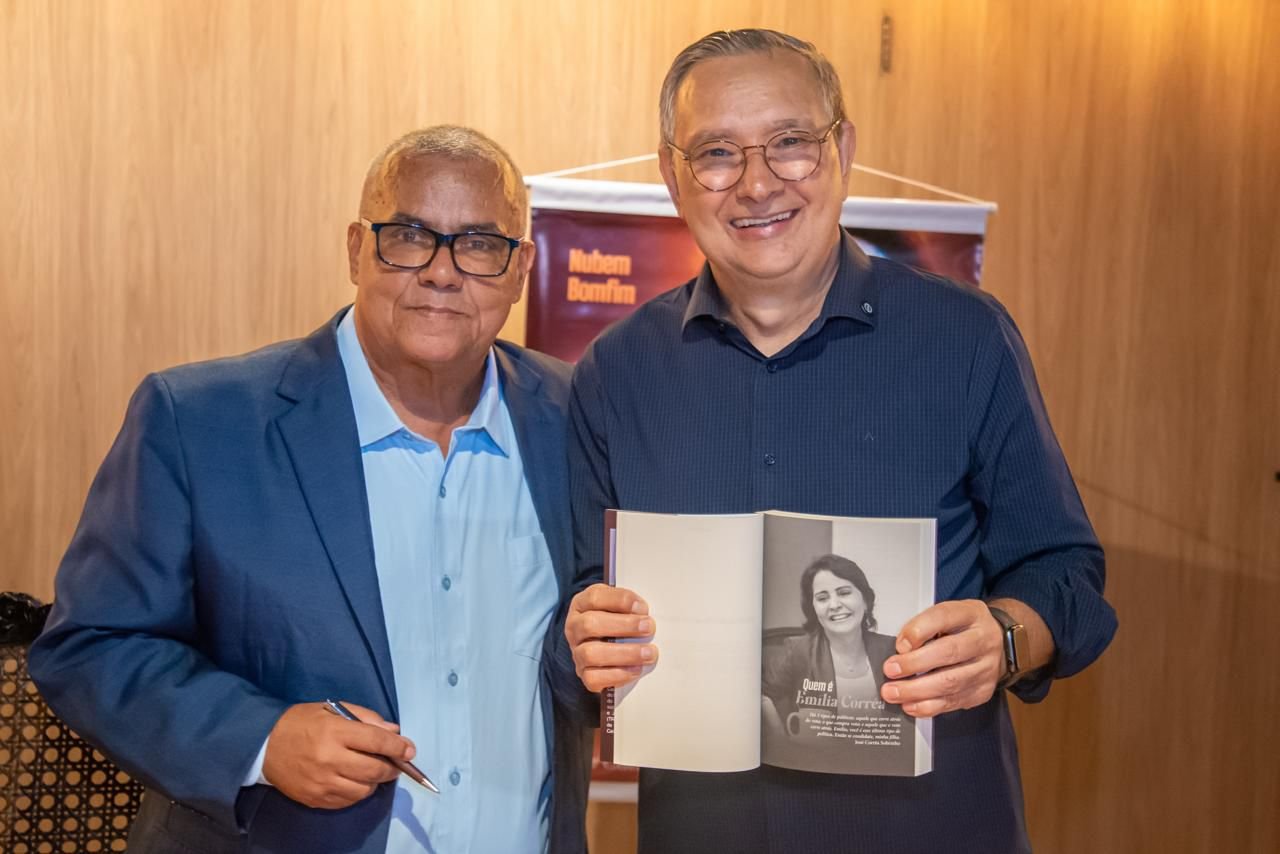 Eduardo Amorim prestigia lançamento de livro que apresenta a vitória eleitoral de Emília em 2024