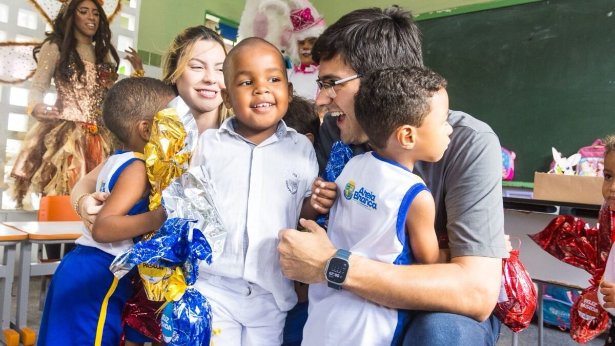 Talysson de Valmir leva ovos de Páscoa a todos os alunos e consolida ação inédita na educação de Areia Branca