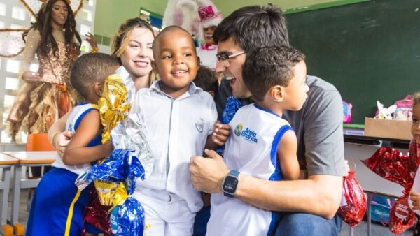 Talysson de Valmir leva ovos de Páscoa a todos os alunos e consolida ação inédita na educação de Areia Branca