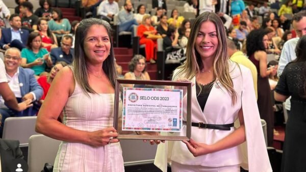 Se não tinha conhecimento, por que Ana Luíza teria manifestado interesse em entregar cartões do C+ após deixar a Secretaria?