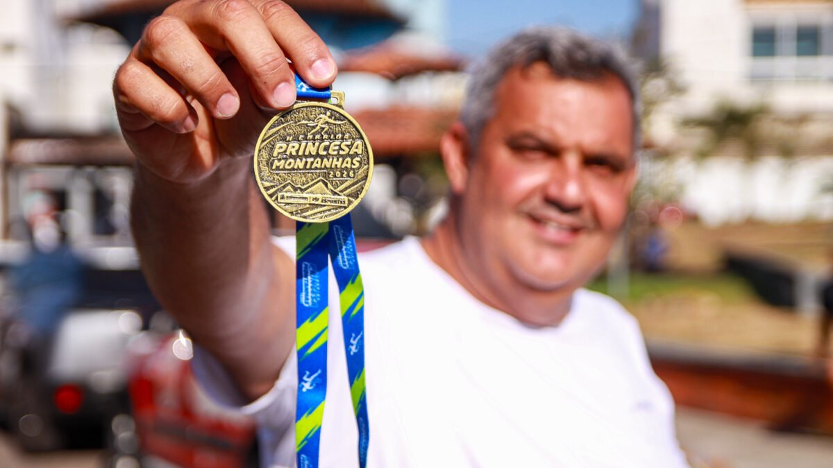 Prefeito Eraldo do Frigorífico mostra medalha da 2ª Corrida da Princesa das Montanhas em Itabaianinha