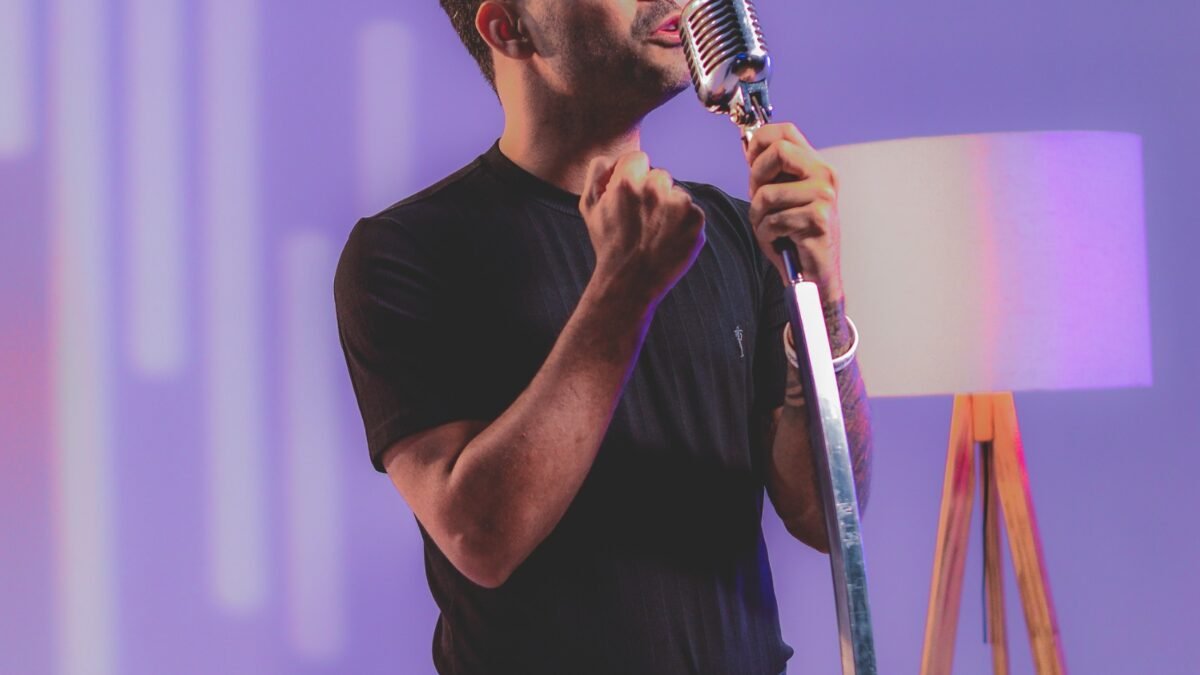 Luanzinho canta ao microfone durante apresentação do projeto Em Tua Presença